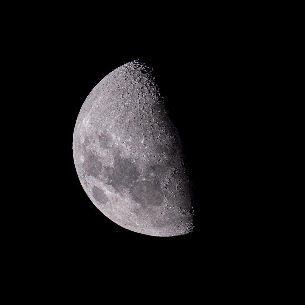 600mm * 1.5 (crop factor) = 900mm